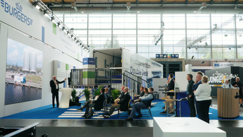Vorstellung der nächsten Generation des Doppeldeckerbusses am Stand von Royal Burgers auf der IAA Transportation 2026