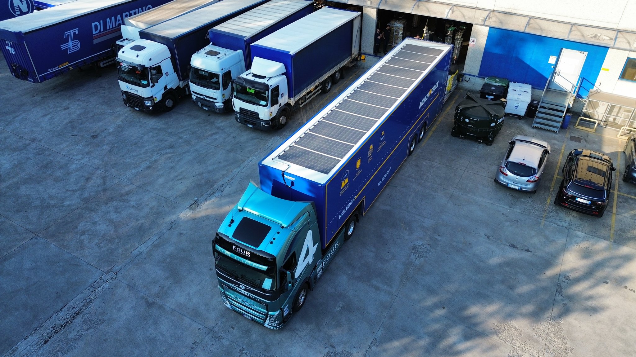 Royal Burgers Double-Deck-Anhänger mit SolarOnTop-Solarmodulen auf dem Dach bei einem Distributionszentrum